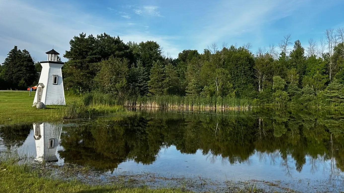 dreamaker-family-campground-southampton-lighthouse-overlooking-pond